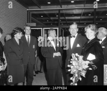 Prinzessin Beatrix und ihr Verlobter Claus von Amsberg bei der Premiere des Films Olympiade Tokio in Amsterdam Dokumentarfilme, Prinzessinnen, Premieren, Film, Beatrix, Prinzessin, Claus, Prinzenanmerkung: Dokumentarfilm unter der Regie von Kon Ichikawa über die Olympischen Sommerspiele 1964 in Tokio Datum: 15. Oktober 1965 Ort: Amsterdam, Noord-Holland Schlüsselwörter: Dokumentarfilme, Film, Premieren, Prinzessinnen persönlicher Name: Beatrix, Prinzessin, Claus, Prinz Stockfoto