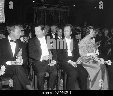 Grand Gala du Disque Classique 1965 im Concertgebouw in Amsterdam Vier Edison-Gewinner; v. l.l. Geiger Herman Krebsbers und Arthur Grumiaux, Dirigent Carlo Maria Giulini und Frau Soames (Tochter von Winston Churchill) Datum: 29. Oktober 1965 Ort: Amsterdam, Noord-Holland Schlüsselwörter: Klassische Musik, Musiker, Auszeichnungen, Person: Giulini, Carlo Maria, Grumiaux, Arthur, Krebbers, Herman, Soames, Mary Stockfoto