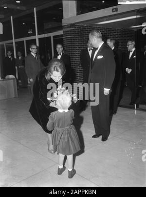 Prinzessin Beatrix und ihr Verlobter Claus von Amsberg bei der Premiere des Films Olympiade Tokio in Amsterdam Dokumentarfilme, Prinzessinnen, Premieren, Film, Beatrix, Prinzessin Annotation: Dokumentarfilm unter der Regie von Kon Ichikawa über die Olympischen Sommerspiele 1964 in Tokio Datum: 15. Oktober 1965 Ort: Amsterdam, Noord-Holland Schlüsselwörter: Dokumentarfilme, Film, Premieren, Prinzessinnen persönlicher Name: Beatrix, Prinzessin Stockfoto