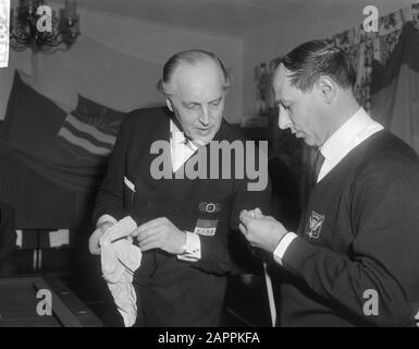 Franzose Jean Marty Europameister Anker-Frame 47/1 in Zwanenburg, rechts Jean Marty Datum: 16. Januar 1966 Ort: Noord-Holland, Zwanenburg Schlagwörter: Billard, Champions persönlicher Name: Jean Marty Stockfoto