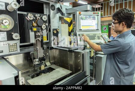 Arbeiter, der in der Werkstatt mit cnc-Maschine arbeitet Stockfoto