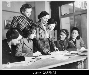 HIE [Holland in England]/Anefo London Serie Niederländische Lektion im Arlington House für englische Mädchen und Frauen, die in den Büros der niederländischen Regierung arbeiten Datum: 1943 Ort: Großbritannien, London Schlüsselwörter: Beamte, Schüler, Ausbildung, Weltkrieg II, Frauen persönlicher Name: Arlington House Stockfoto