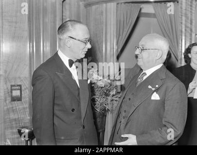 HIE [Holland in England]/Anefo London Serie Odeon Cinema in London. Premiere des Films In Leuchtenden Farben. Besucher im Gespräch Datum: 5. August 1943 Ort: Großbritannien, London Schlagwörter: Kinos, Filme, Gespräche, World war II Institution Name: Odeon Stockfoto