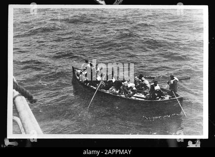 Mn [Merchant Navy]/Anefo London Series Lifemagnifier with Ferries Annotation: Repronegative. Der portugiesische Frachter S. Maria Amelia holt die Schiffswracks vom Frachtschiff S. 'Polyphemus' (1930) der Nederlandsche Steamvaart Maatschappij 'Ocean' ab, nachdem das Schiff auf dem Weg von Sydney nach England (über den Panamakanal) unter Kapitän C. Koningstein Wurde um 468 Meilen von New York durch das deutsche U-Boot "U 578" torpediert. Dabei kamen 15 Menschen an Bord ums Leben. Datum: 26.Mai 1942 Ort: Großbritannien Schlagwörter: Handelsflotten, Marine, Rettungsboote, Weltkrieg Stockfoto