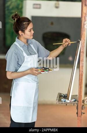 Porträt einer glückliche Künstler mit einer Palette in die Hände auf den Vordergrund Stockfoto