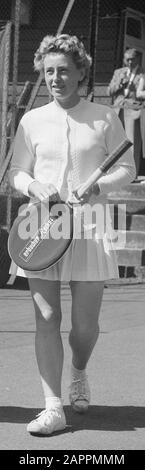 Tennis Niederlande / Deutschland in Venlo, Frau Rouwenhorst (links) und Frau J. Pohmann (rechts) Datum: 25. August 1957 Ort: Deutschland, Niederlande, Venlo Schlüsselwörter: Tennis Stockfoto