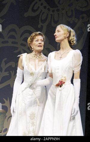 Vanessa Redgrave (Frau Erlynne) und Joely Richardson (Lady Windermere) in LADY WINDERMERE'S FAN von Oscar Wilde unter der Regie von Peter Hall im Theatre Royal Haymarket, London im Jahr 2002. Vanessa Redgrave, Schauspielerin und politische Aktivistin, geboren 1937 in London. CBE 1967 ausgezeichnet. Redgrave war von 1962 bis 1967 mit dem Film- und Theaterregisseur Tony Richardson verheiratet; das Paar hatte zwei Töchter: Die Schauspielerinnen Natasha Richardson (1963-2009), und Joely Richardson (B. 1965) Stockfoto