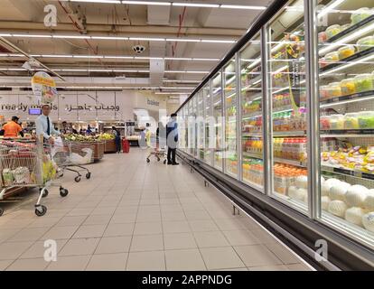 Doha, Katar - Nov 21. 2019. Französische internationale Hypermarktkette Carrefour Store in Doha City Centre Stockfoto