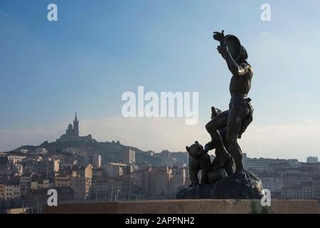 Luftpanorama auf der Basilika Notre Dame de la Garde und alter Hafen in Marseille, Frankreich zur Winterzeit Stockfoto