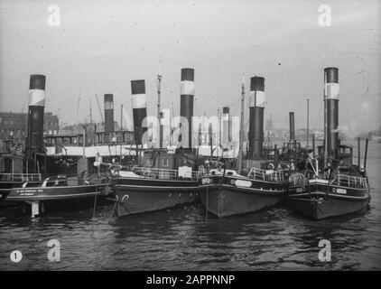 Holländischer Ruhm auf der Rheinschifffahrt, Reportage aus dem Schleppboot Damco 9: Niederlande. Steamtugs dockte auf der Werft Feijenoord in Rotterdam an, einschließlich der Dampfer Atla und Fulla Datum: 1. april 1955 Standort: Rotterdam, Zuid-Holland Schlagwörter: Häfen, Werften, Schlepper, Dampfschiffe Stockfoto