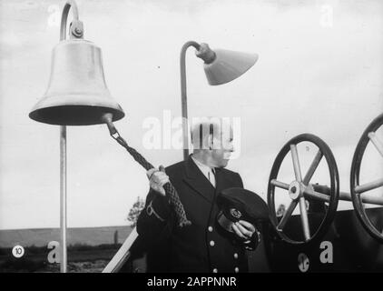 Holländischer Ruhm auf der Rheinschifffahrt, Bericht über Leben und Arbeit an Bord eines Rheinschiffs. Kapitän Anton Rieb von der Damco 9 gibt den Ringer Im Namen Gottes, vermutlich in Westdeutschland Datum: 1. April 1955 Ort: Deutschland, Westdeutschland Schlagwörter: Kommunikation, Flüsse, Skipper, Schlepper Personenname: Rieb, Anton Stockfoto