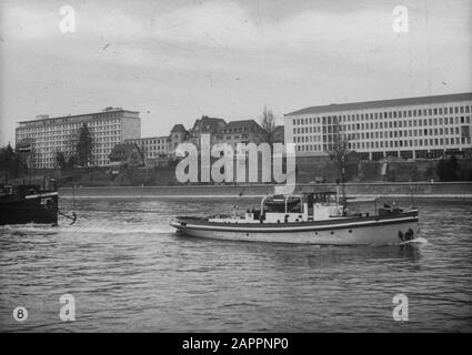 Holländischer Ruhm auf der Rheinschifffahrt, Reportage aus dem Schleppboot Damco 9: Westdeutschland. Sleep van de Ruhrort 40 für vermutlich parlamentsgebäude in der Nähe von Bonn Datum: 1. April 1955 Standort: Bonn, Deutschland, Westdeutschland Schlagwörter: Parlamentsgebäude, Flüsse, Schlepper Stockfoto