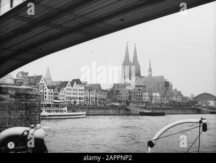 Holländischer Ruhm auf der Rheinschifffahrt, Reportage aus dem Schleppboot Damco 9: Westdeutschland. Blick auf Köln vom Rhein Datum: 1. April 1955 Standort: Deutschland, Köln, Westdeutschland Schlagwörter: Kirchenbauten, Flüsse, Stadtplastiken Stockfoto