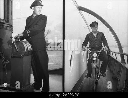 Holländischer Ruhm auf der Rheinschifffahrt, Bericht über Leben und Arbeit an Bord eines Rheinschiffs. Kapitän Anton Rieb von der Damco 9 bei der Schiffszählung, vermutlich in Westdeutschland. Erster Kumpel Hans auf seinem Moped an Deck des Damco 9 Datum: 1. April 1955 Ort: Deutschland, Westdeutschland Schlagwörter: Mopeds, Kommunikation, Alltag, Flüsse, Skipper, Schlepper Personenname: Rieb, Anton Stockfoto