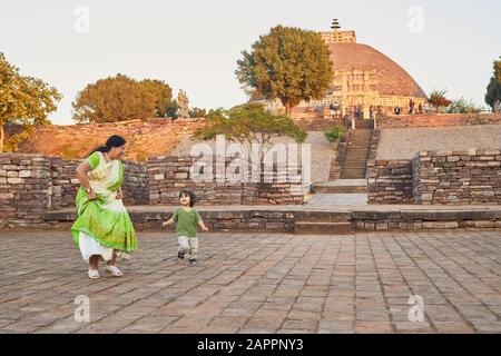 Großmutter spielt mit Grandson auf Square, Bhopal, Madhya Pradesh, Indien Stockfoto