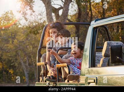 Mutter und Kinder genießen die Natur aus dem Geländewagen Stockfoto