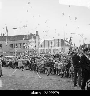 Ihre Majestät Königin Juliana besucht Texel Kinder verlassen Luftballons am Datum: 18. Juni 1969 Ort: Noord-Holland, Texel Schlüsselwörter: Luftballons, Kinder Stockfoto