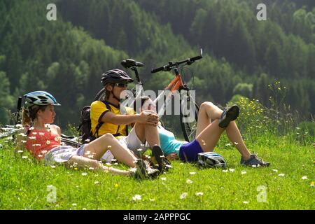 Junge Leute beim Radfahren durch Österreichische Landschaft bei Schladming - Österreichisches Landratsseite bei Schladming, Freunde Radeln Stockfoto