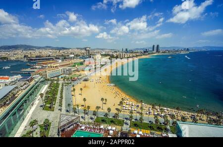 Blick auf den Strand Salou Platja Llarga in Spanien von der letzten Etage eines Küstengebäudes in Barcelona Stockfoto