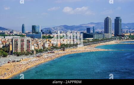 Blick auf den Strand Salou Platja Llarga in Spanien von der letzten Etage eines Küstengebäudes in Barcelona Stockfoto