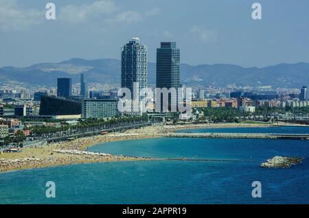 Blick auf den Strand Salou Platja Llarga in Spanien von der letzten Etage eines Küstengebäudes in Barcelona Stockfoto