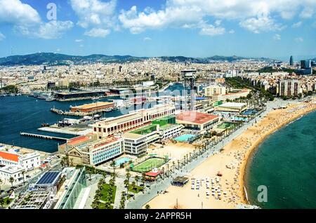 Blick auf den Strand Salou Platja Llarga in Spanien von der letzten Etage eines Küstengebäudes in Barcelona Stockfoto