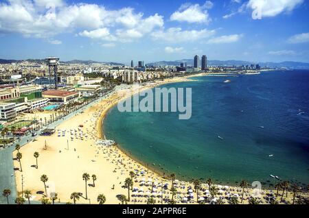 Blick auf den Strand Salou Platja Llarga in Spanien von der letzten Etage eines Küstengebäudes in Barcelona Stockfoto