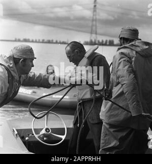 Prinz Bernhard bei Rettungsaktion von KNBRD auf Veluwemeer Prinz Bernhard schwer im schnellen Rettungsboot auf dem Weg zum betroffenen Gebiet Datum: 14. Mai 1977 Ort: Veluwemeer Schlüsselwörter: Princes Personenname: Bernhard, Fürst Stockfoto