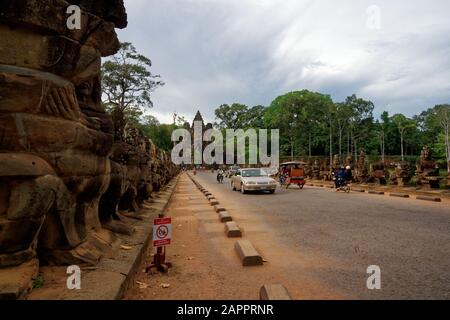 Brücke mit Skulpturen, die zu Giant Gopuram, Südtor, Angkor Thom, Angkor Wat, Unesco World Cultural Heritage, Angkor, Kambodscha führen Stockfoto