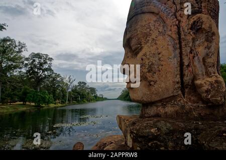 Brücke mit Skulpturen, die zu Giant Gopuram, Südtor, Angkor Thom, Angkor Wat, Unesco World Cultural Heritage, Angkor, Kambodscha führen Stockfoto