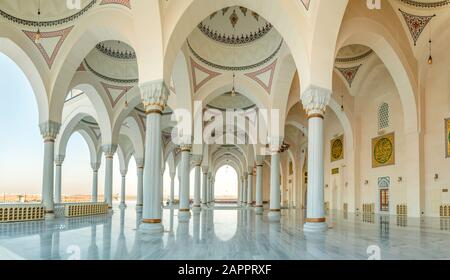 Sharjah Moschee Design zweitgrößte Moschee Vereinigte Arabische Emirate schöne traditionelle islamische Architektur neue Touristenattraktion im Nahen Osten Stockfoto