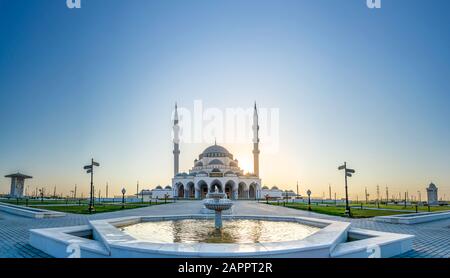 Sharjah New Mosque Tourist Destination in Dubai Arabic Letter bedeutet: Tatsächlich wurde das Beten den Gläubigen per Dekret bestimmter Zeiten verordnet Stockfoto