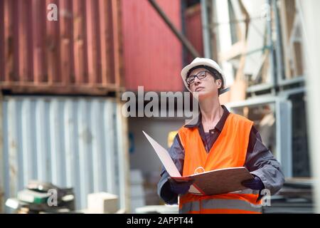 Frau arbeitet im Lager Stockfoto