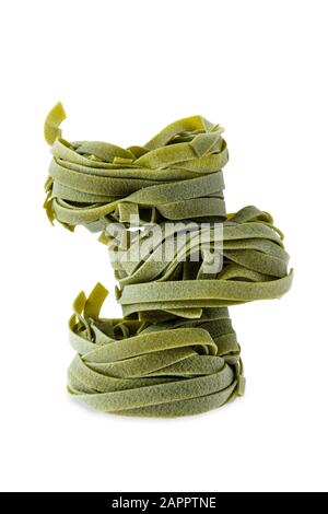 Nistnudeln isoliert auf weißem Hintergrund. Italienische Tagliatelle mit Spinat. Stockfoto