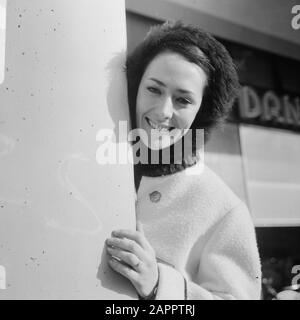 Joan Haanappel mit Wiener IJsrevue in Schiedam Datum: 8. Februar 1967 Ort: Schiedam, Süd-Holland Schlüsselwörter: Eistänze, Porträts, Revuen persönlicher Name: Haanappel, Joan Stockfoto