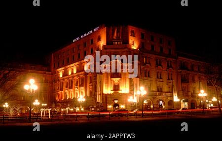 Nassauer Hof - Fünf-Sterne-Luxushotel in Wiesbaden. Beleuchtung in der Nacht mit roten und weißen Lichtwegen auf der Straße. Stockfoto