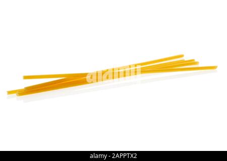 Bucatini oder Perciatelli - dicke Spaghetti-ähnliche Pasta mit einem Loch durch das Zentrum isoliert auf Weiß Stockfoto