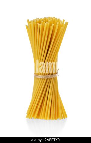 Bucatini oder Perciatelli - dicke Spaghetti-ähnliche Pasta mit einem Loch durch das Zentrum isoliert auf Weiß Stockfoto