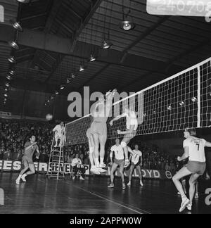 Europa Cup Volleyball; Delta Lloyd/AMVJ gegen Steana Bucharest 0-3 Datum: 6. Dezember 1970 Schlagwörter: Volleyball Personenname: Delta Lloyd Institution Name: Steaua Bukarest Stockfoto