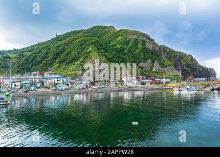 Blick auf den Angelpier entlang Der Tappi-Küste vor der Tsugaru Straße in der Präfektur Aomori, Honshu, Japan Stockfoto