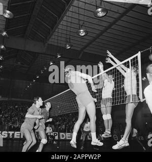 Europa Cup Volleyball; Delta Lloyd/AMVJ gegen Steana Bucharest 0-3 Datum: 6. Dezember 1970 Schlagwörter: Volleyball Personenname: Delta Lloyd Institution Name: Steaua Bukarest Stockfoto