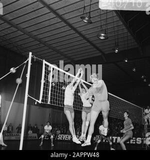 Europa Cup Volleyball; Delta Lloyd/AMVJ gegen Steana Bucharest 0-3 Datum: 6. Dezember 1970 Schlagwörter: Volleyball Personenname: Delta Lloyd Institution Name: Steaua Bukarest Stockfoto