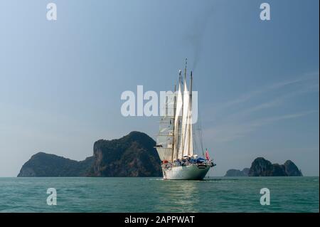Star Clipper Kreuzfahrtschiff in Phang Nga Bay, Thailand Stockfoto