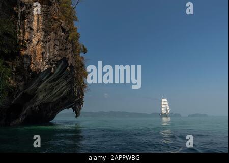 Star Clipper Kreuzfahrtschiff in Phang Nga Bay, Thailand Stockfoto