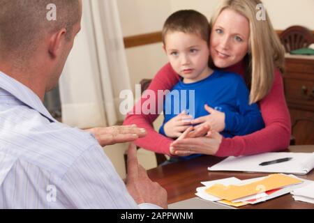 Eltern lehren ein Kind, Gebärdensprache zu verwenden Stockfoto