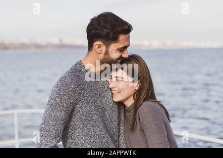 Junge Paare haben gute Zeit auf dem Kreuzfahrtschiff. Porträt des schönen jungen Paares Lachen Stockfoto
