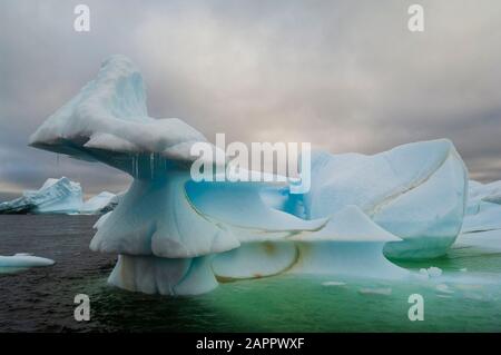 Eisberg in der Nähe von Pleneau Island, Lemaire Channel, Antarktis, Antarktischen Halbinsel Stockfoto