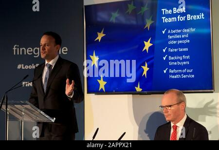 Ein Taoiseach und Fine Gael Parteichef Leo Varadkar mit Tanaiste Simon Coveney während des Fine Gael Irish General Election Manifests im City Assembly House in Dublin. Stockfoto