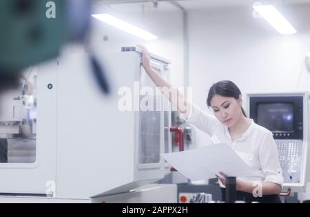 Asian Woman liest und arbeitet im technischen Büro Stockfoto