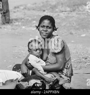 Zaire (früher Belgischer Kongo)-Statue in Kinshasa; Mutter und Kind Datum: 24. Oktober 1973 Ort: Kongo, Kinshasa, Zaire Schlüsselwörter: Kinder, Frauen Stockfoto